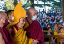 <strong>El Dalai Lama se disculpa tras pedir a niño que chupara su lengua</strong>
