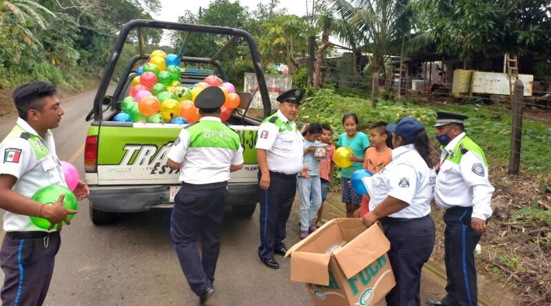 Personal de Tránsito de Catemaco regalaron juguetes a niños de varias comunidades con motivo del Día de Reyes